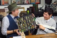 「珍盤アワー 関根勤の聴くメンタリー！」のワンシーン。(c)BSフジ