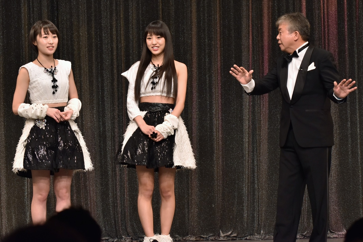 （左から）工藤遥、飯窪春菜、村上ショージ。