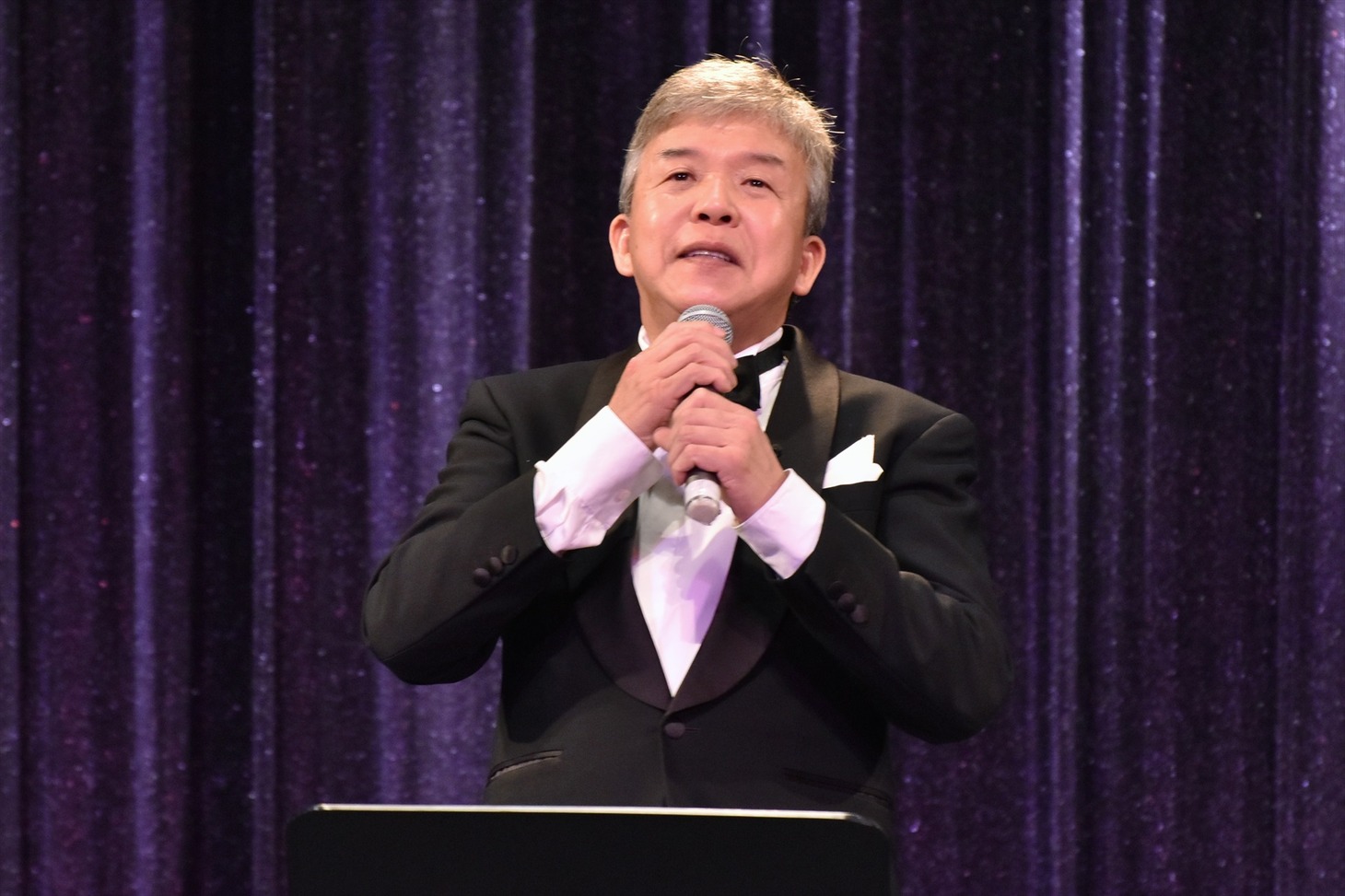 「遠い空の下で」を歌う村上ショージ。