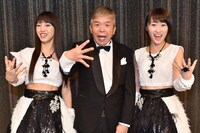 村上ショージ（中央）のギャグ「ドゥーン」を繰り出す、飯窪春菜（左）と工藤遥（右）。