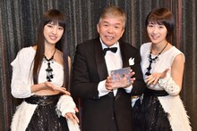 村上ショージ（中央）の新曲「遠い空の下で」のリリースを祝う、モーニング娘。'17の飯窪春菜（左）と工藤遥（右）。