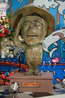 「ヘイポー州立おまめ中央警察署」のモニュメント。