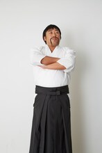 ロバート秋山演じる能島明。