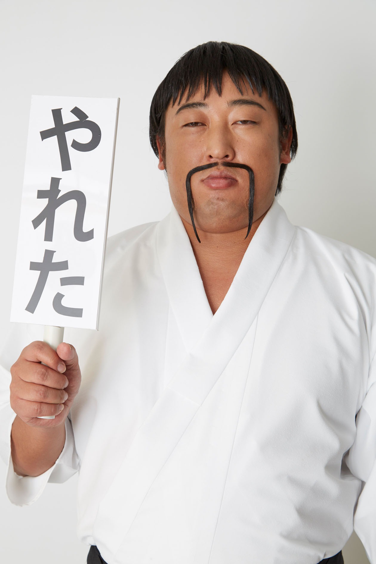 ロバート秋山演じる能島明。