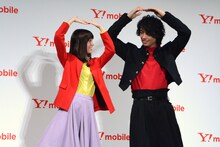 CMで踊ったダンスを披露する（左から）桐谷美玲、斎藤工。