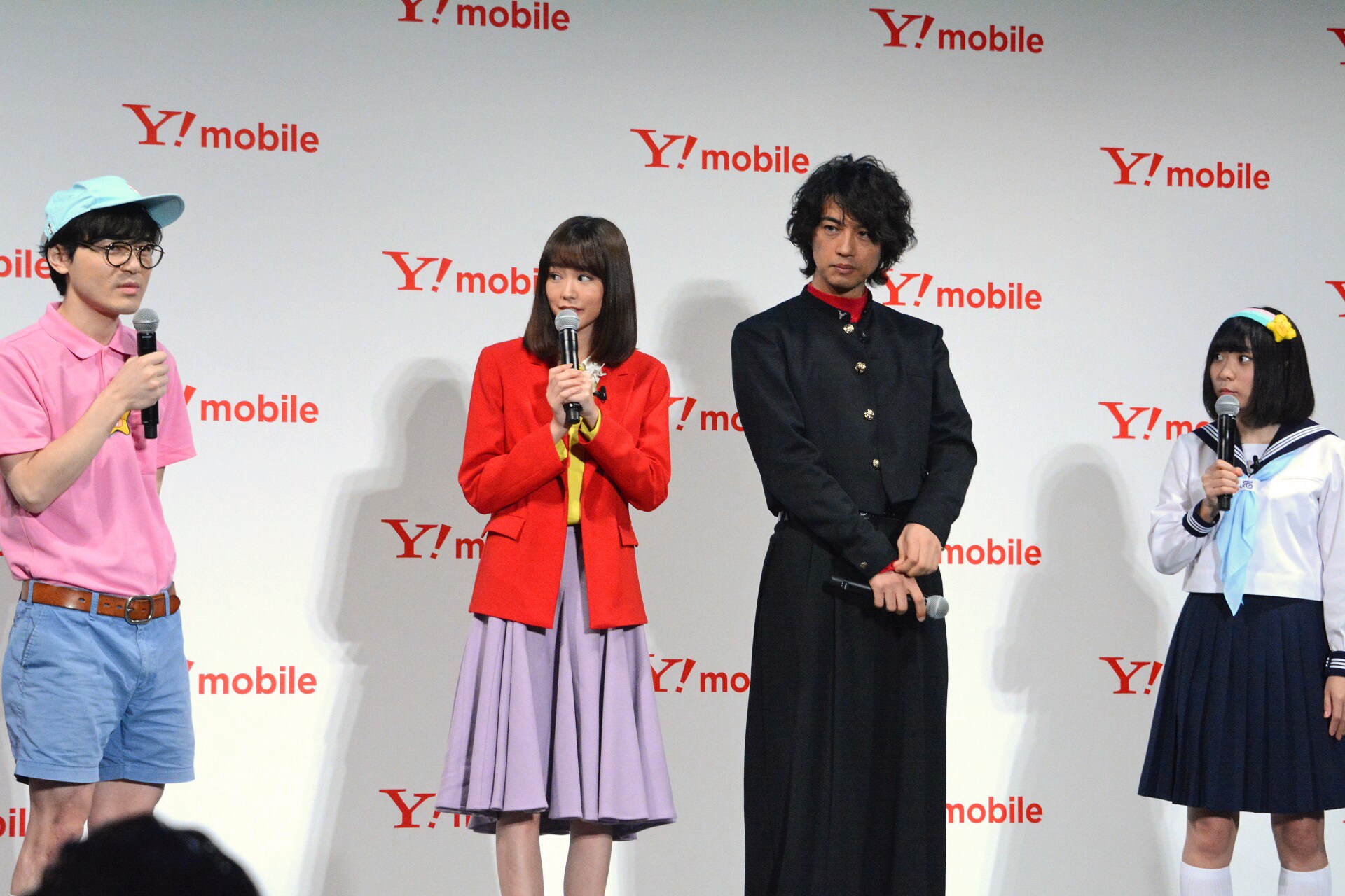 左からにゃんこスター・スーパー3助、桐谷美玲、斎藤工、にゃんこ