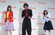 リズム縄跳びネタを披露する（左から）桐谷美玲、斎藤工、にゃんこスター・アンゴラ村長。