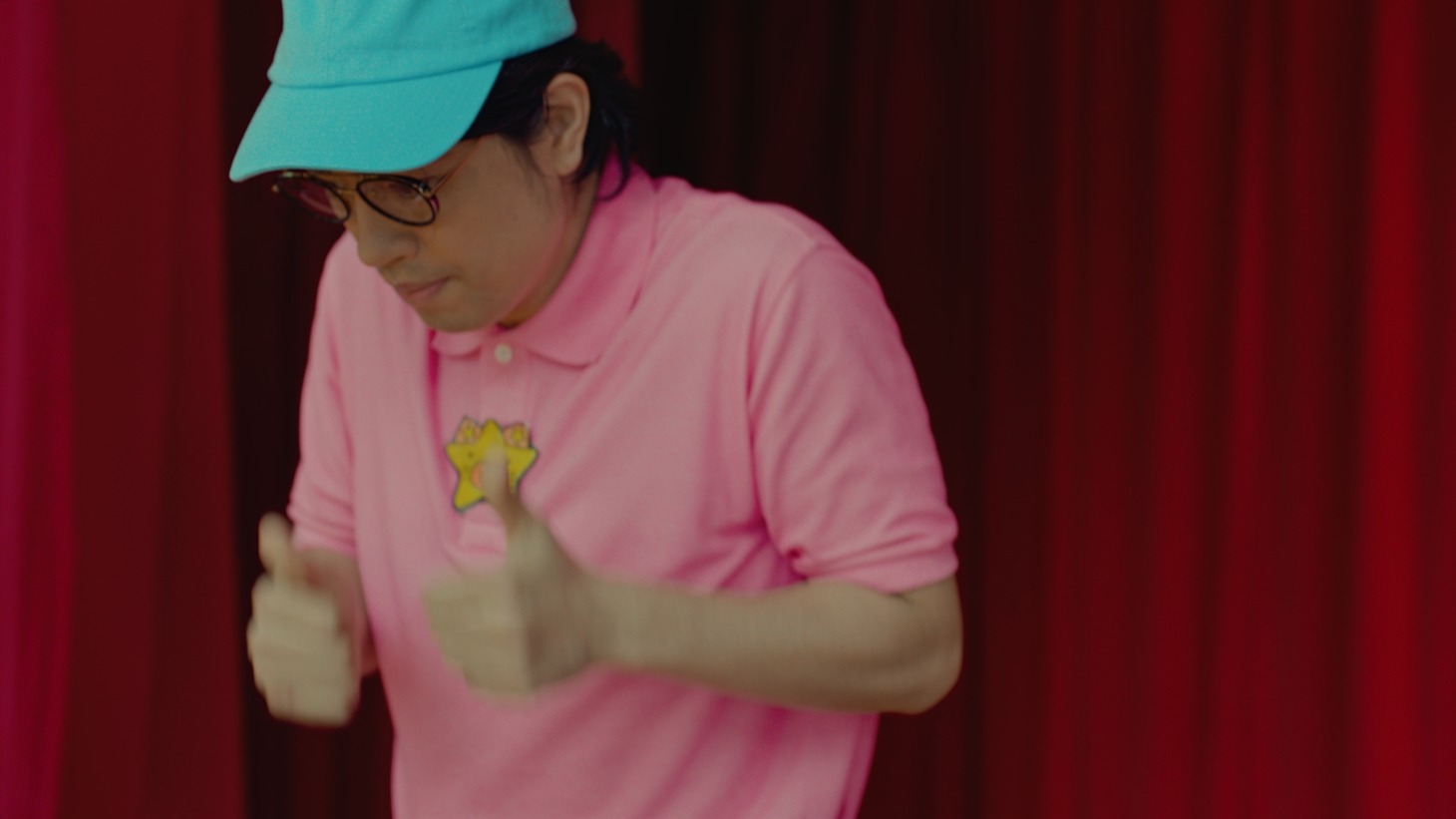 Y!mobileの新CM「リズム縄跳び部」篇のワンシーン。