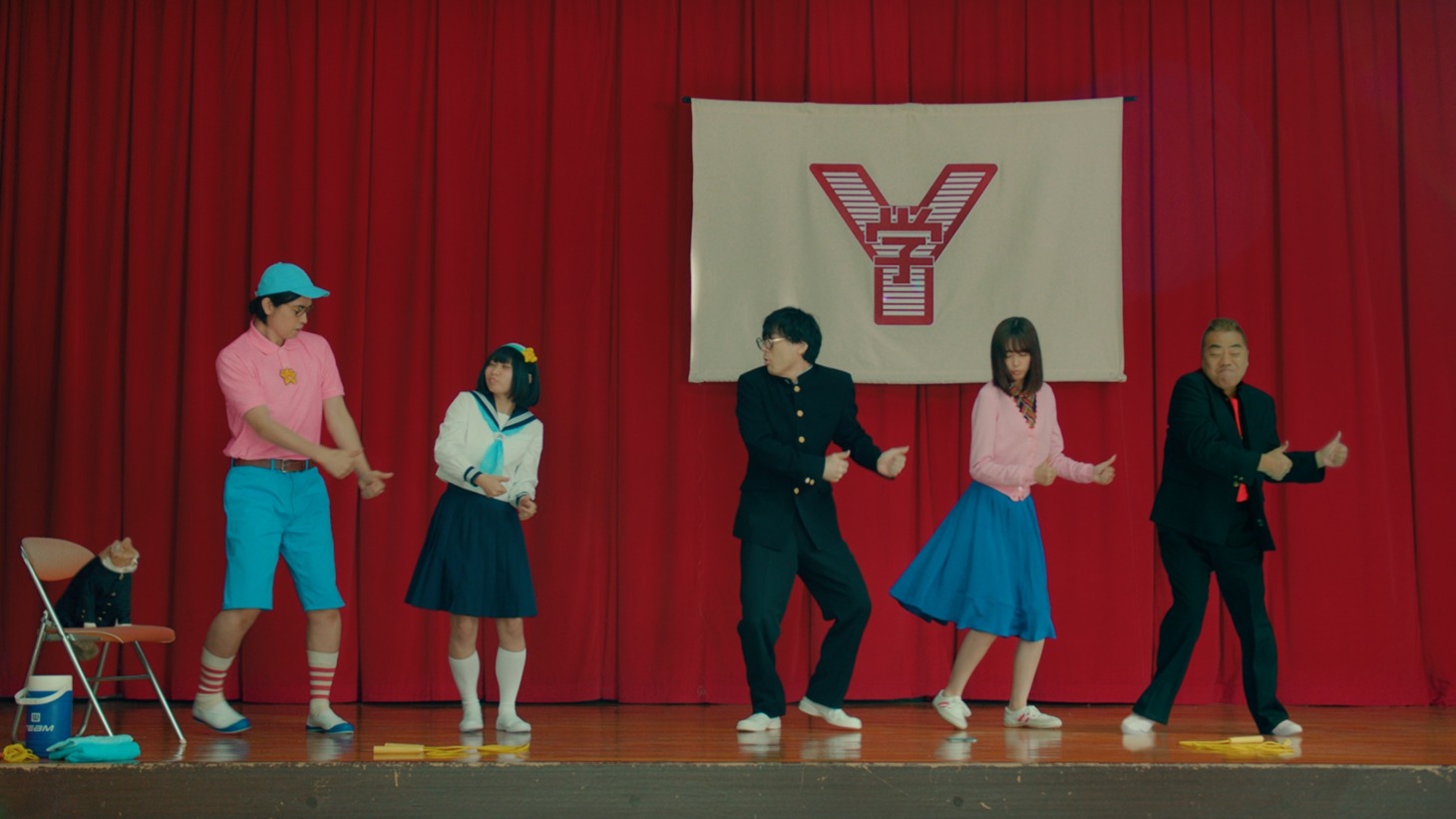 Y!mobileの新CM「リズム縄跳び部」篇のワンシーン。