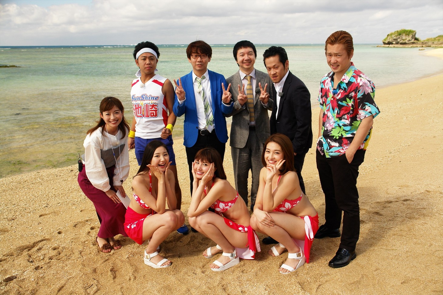 芸人たちと、8代目ミスマリンちゃん（前列）、平山雅アナ（左端）。(c)中京テレビ