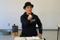 「ピエール瀧のしょんないTV」のワンシーン。(c)静岡朝日テレビ