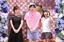 左から水卜麻美アナウンサー、にゃんこスター。(c)日本テレビ