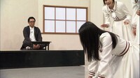 柏木ひなたを見守るおぎやはぎ矢作（左）。(c)テレビ東京