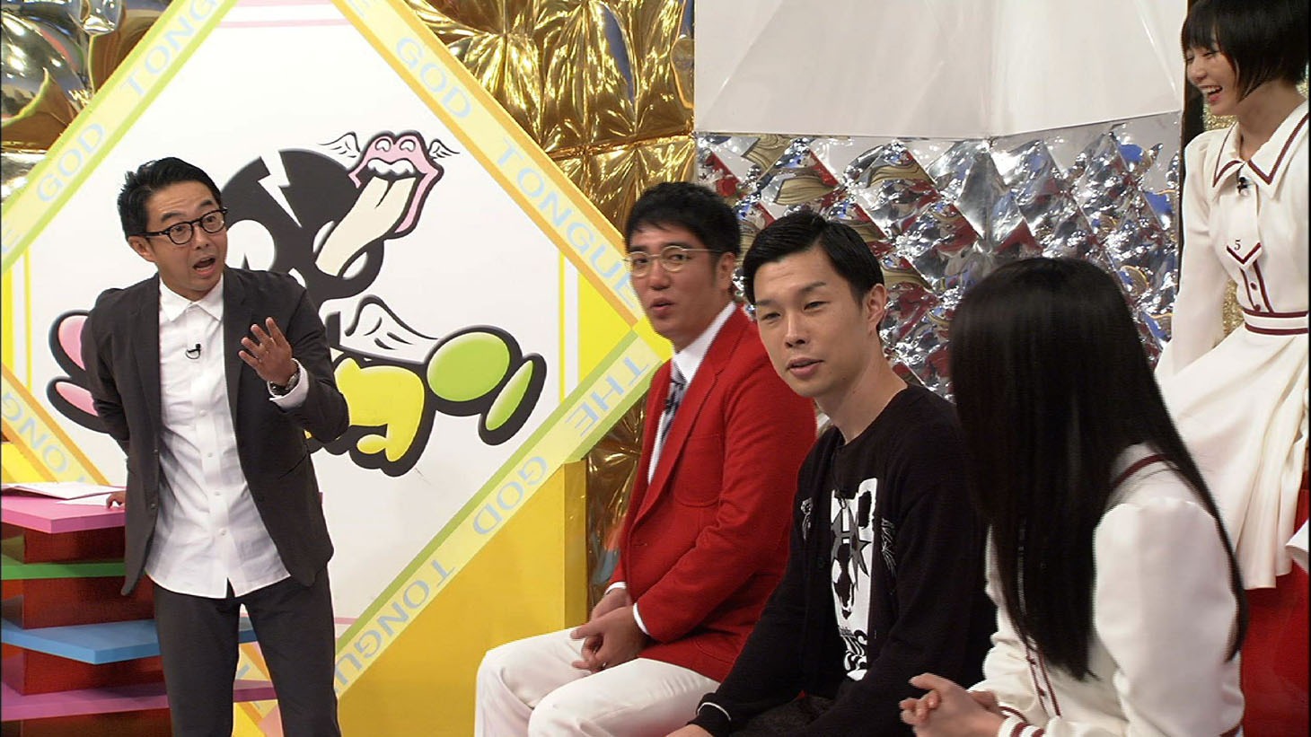柏木ひなたの“公式おじいちゃん”を目指すおぎやはぎ矢作（左）。(c)テレビ東京