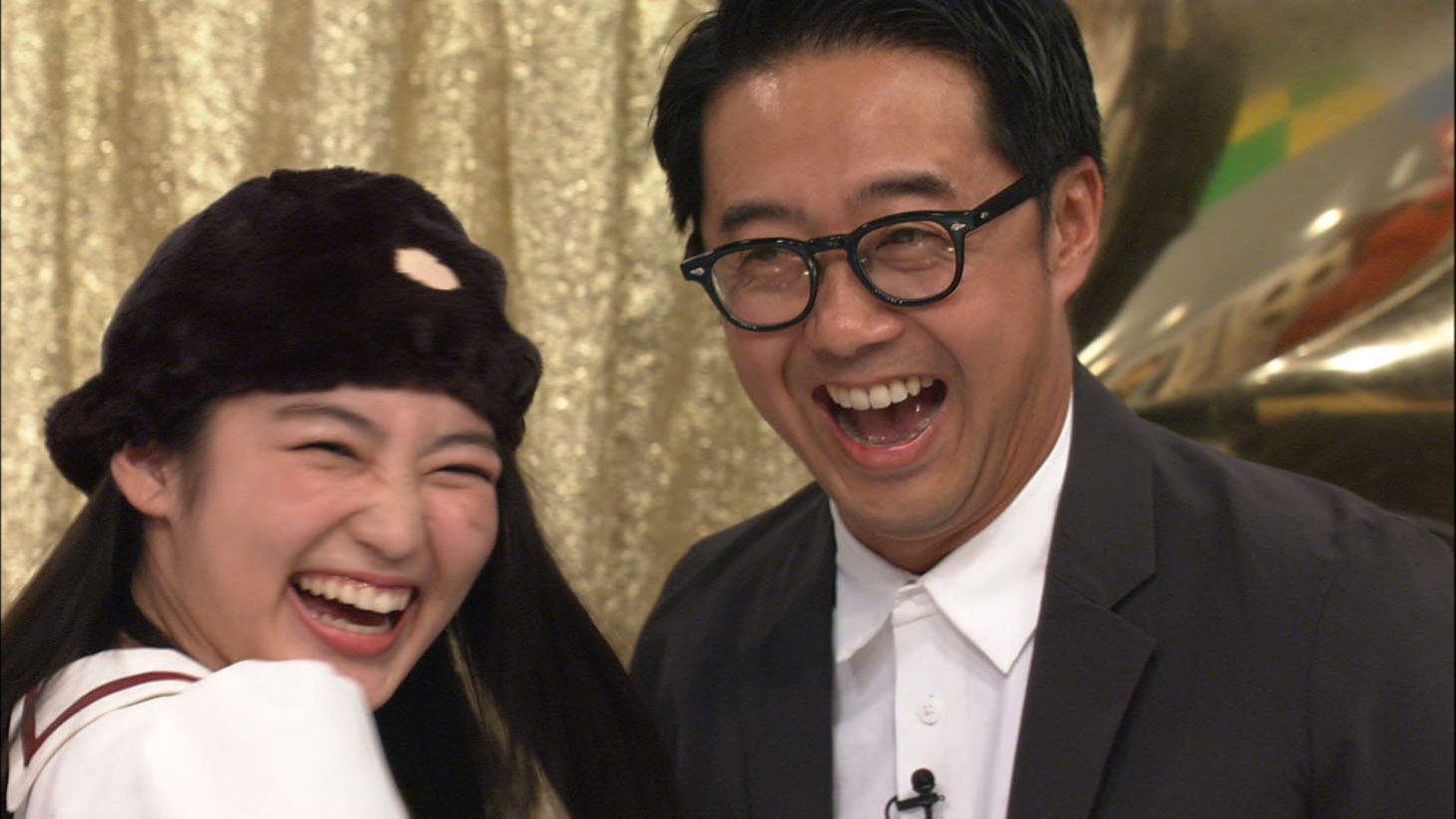 柏木ひなた（左）とおぎやはぎ矢作（右）。(c)テレビ東京