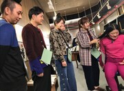 「旅ずきんちゃん」で工場見学の旅に臨む一行。(c)CBC