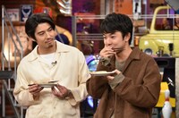 左から賀来賢人、太賀。(c)日本テレビ