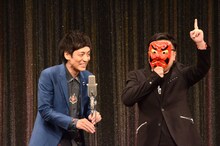 とろサーモン。久保田（右）は天狗のお面を装着して登場し、会場を盛り上げた。