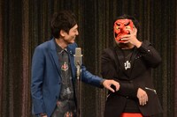 高みから観客を見下ろすとろサーモン久保田（右）。