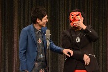 高みから観客を見下ろすとろサーモン久保田（右）。