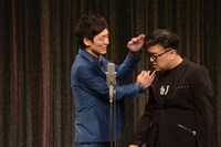 久保田（右）を強めにどつく村田（左）。