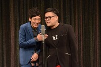 ためらいながら「継続！」と言うとろサーモン久保田（右）。