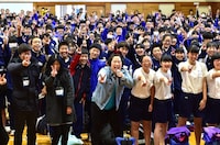 ゆりやんレトリィバァ（中央）と「第5回 全国小・中学校リズムダンスふれあいコンクール」参加者たち。(c)TBS