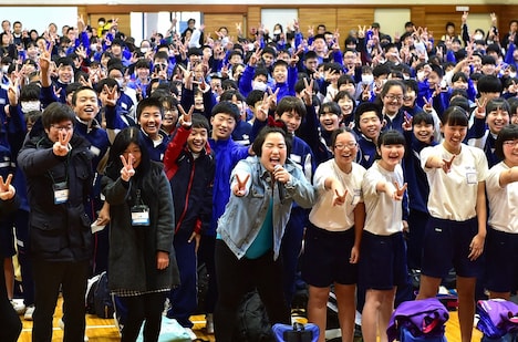 ゆりやんレトリィバァ（中央）と「第5回 全国小・中学校リズムダンスふれあいコンクール」参加者たち。(c)TBS