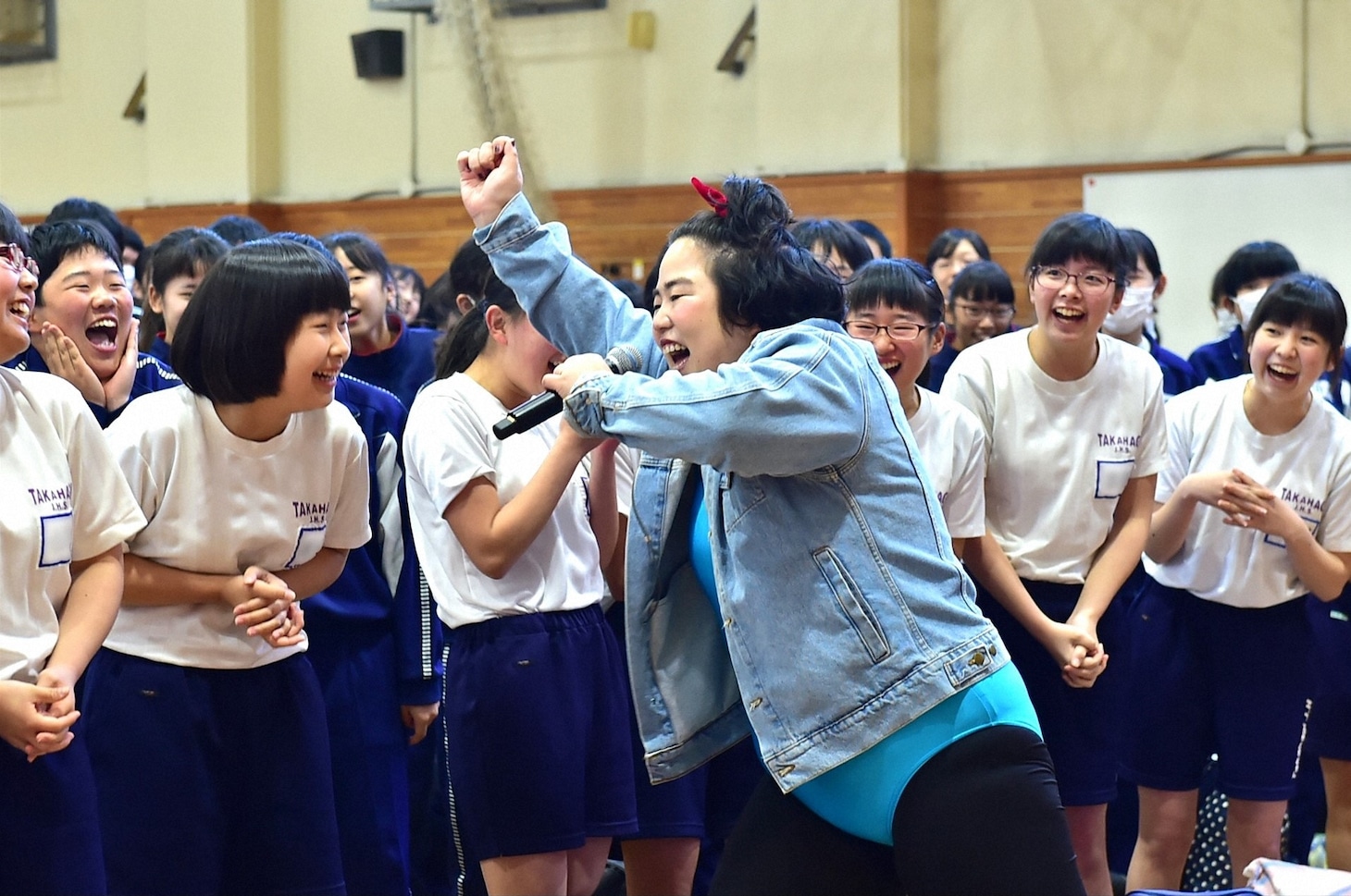 ゆりやんレトリィバァ（手前）と「第5回 全国小・中学校リズムダンスふれあいコンクール」に参加する中学生たち。(c)TBS