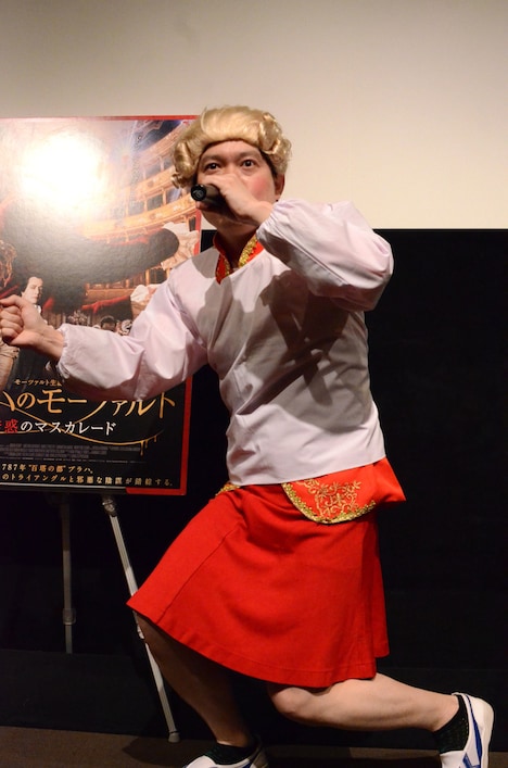 ネタを披露する脳みそ夫。