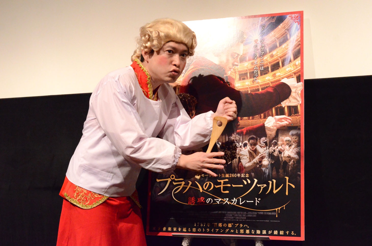 ポスターのモーツァルトと同じポーズを取る脳みそ夫。