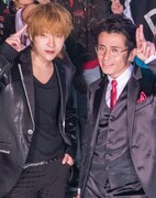 ユナク(左)とオリエンタルラジオ藤森(右)。