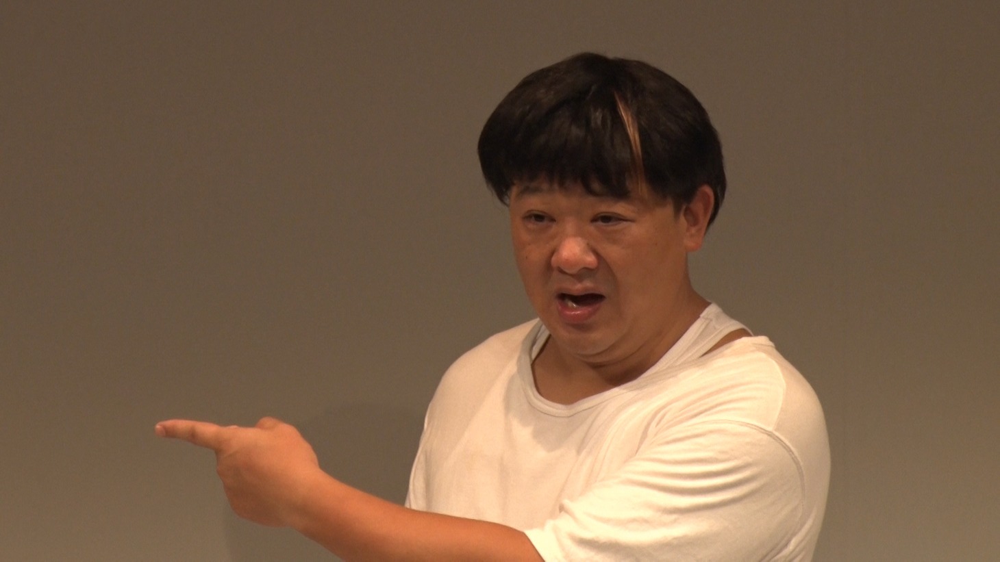 コント「エキストラ」に出演するTKO木下。