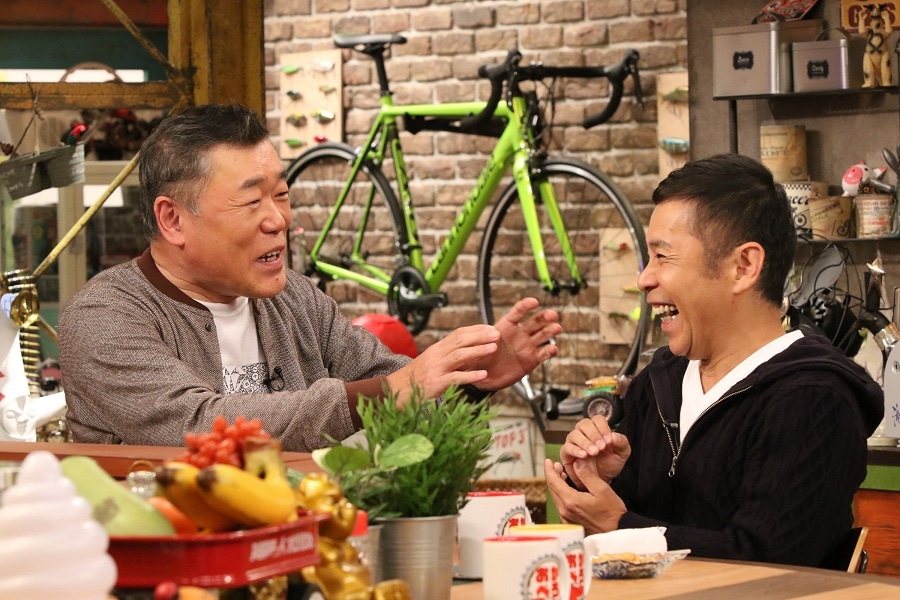 「おかべろ」に出演する桂雀々（左）とナインティナイン岡村（右）。(c)関西テレビ