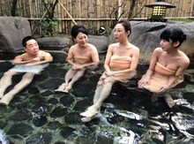 「旅ずきんちゃん」で「温泉＆紅葉の修善寺の旅」に臨む、（左から）ドランクドラゴン塚地、友近、クワバタオハラ小原、まりちゅう。(c)CBC