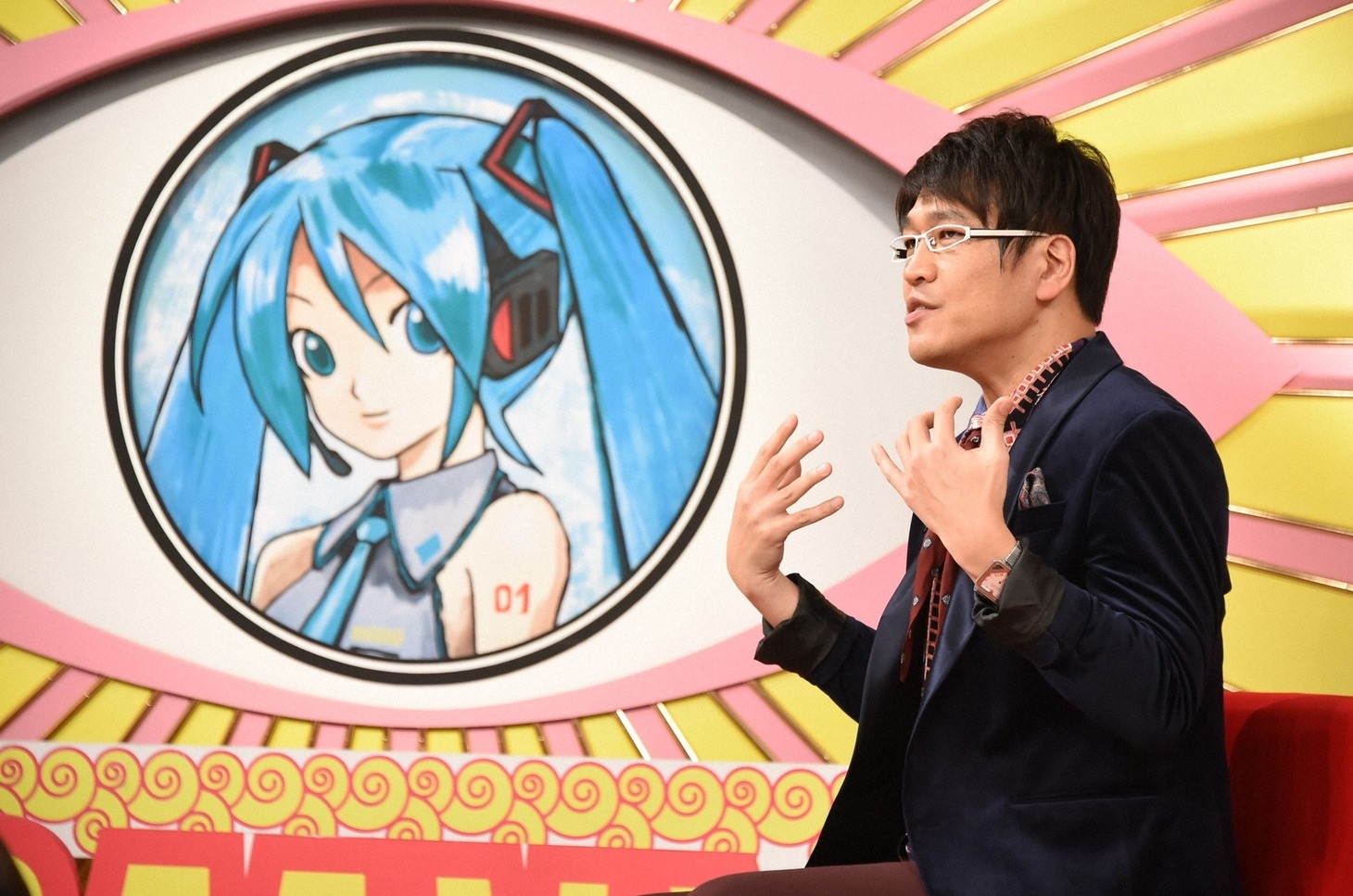 「オー!!マイ神様!!」で初音ミクの魅力を語る古坂大魔王。(c)TBS