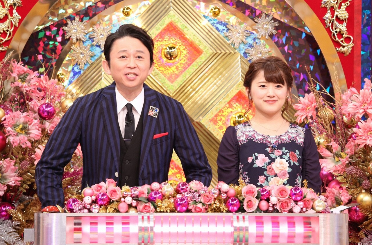 左から有吉弘行、尾崎里紗アナウンサー。(c)日本テレビ