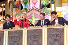 左から梅澤廉アナウンサー、メイプル超合金カズレーザー、ヒロミ、ますだおかだ岡田。(c)日本テレビ