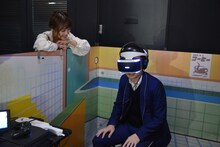 VRを体験するハライチ岩井。