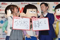 新キャラクターの「すき松」を考案するハライチ岩井（右）。