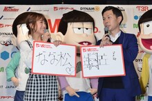 新キャラクターの「すき松」を考案するハライチ岩井（右）。