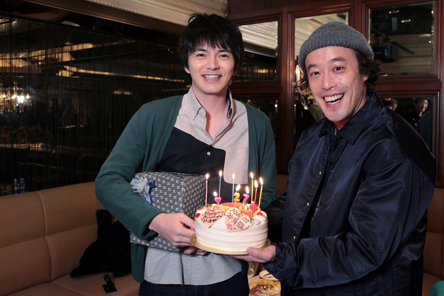誕生日の林遣都（左）を祝うエレキコミックやつい（右）。(c)関西テレビ