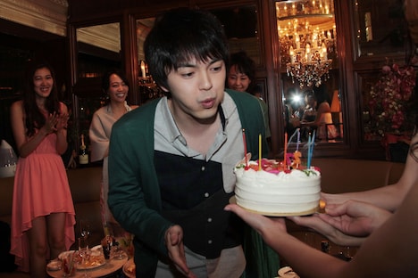 誕生日ケーキのろうそくを吹き消す林遣都。(c)関西テレビ