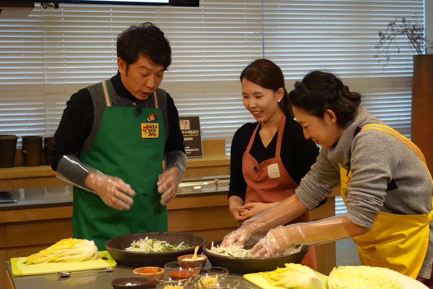 「時短！簡単！今夜使える美食レシピ～食べてキレイに！韓流食材の秘密～」で韓国を訪れ、キムチ作りを学ぶTKO木本（左）と北陽・虻川（右）。(c)関西テレビ