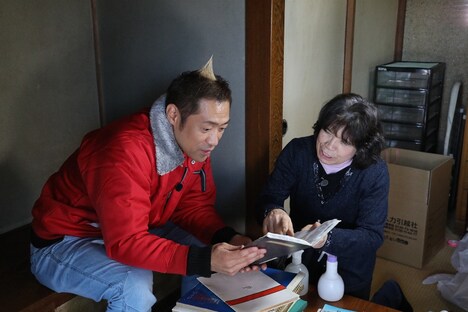 はなわ（左）と解体する家の家主（右）。(c)関西テレビ