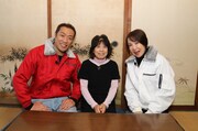 はなわ（左）と奈美悦子（右）、解体する家の家主。(c)関西テレビ