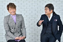 「AERA」で対談する（左から）香取慎吾、綾小路きみまろ。