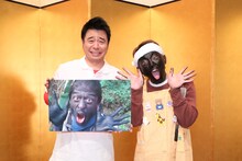 「よゐこの無人島0円生活2017」に出演する、よゐこ。有野（左）の掲げる写真がナスDこと友寄隆英ディレクター。(c)テレビ朝日