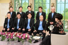 ザ・ニュースペーパーと黒柳徹子（右）。(c)テレビ朝日