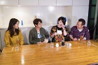 涙する大橋未歩アナウンサー（左から3人目）。